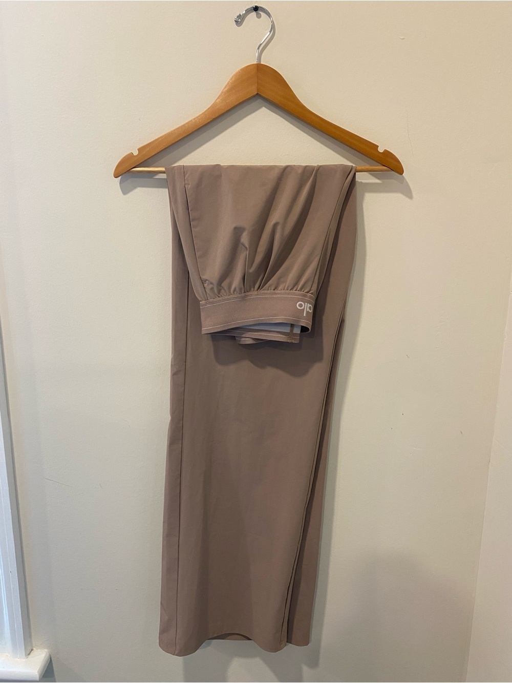 ALO Yoga Taupe Suit Up Trouser - Picture 3 of 8